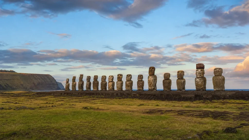 Moaï de Rapa Nui face au paysage volcanique