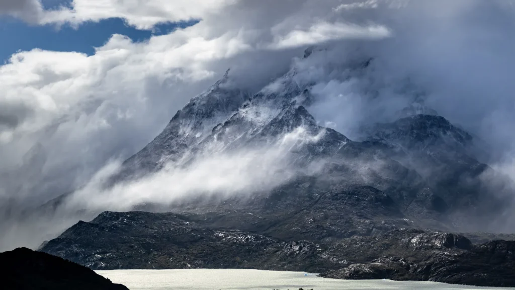 Sommets brumeux et lac de Patagonie chilienne