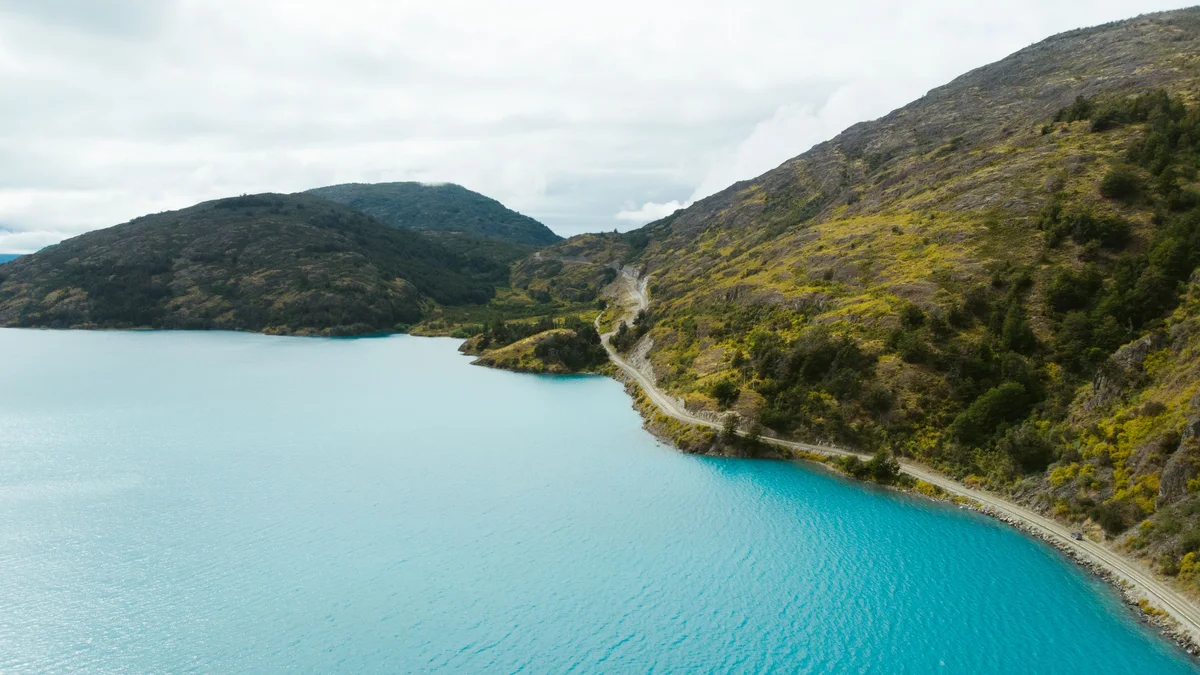 Route longeant un lac turquoise dans la région de Puerto Montt au Chili