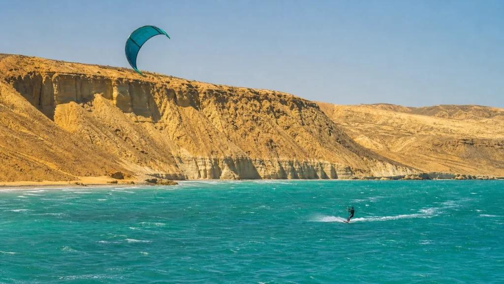 Kitesurfeur sur la baie désertique de Cabo de la Vela
