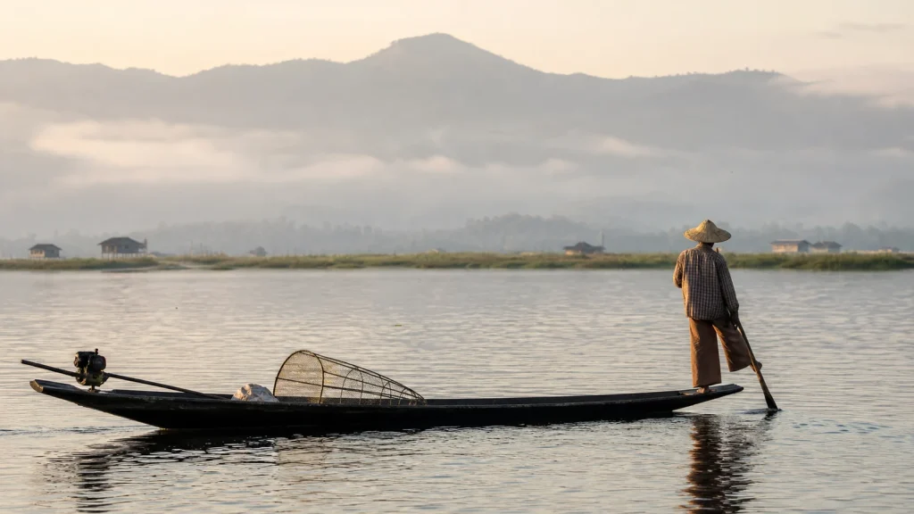 Pêcheur traditionnel sur le lac Inle au lever du jour