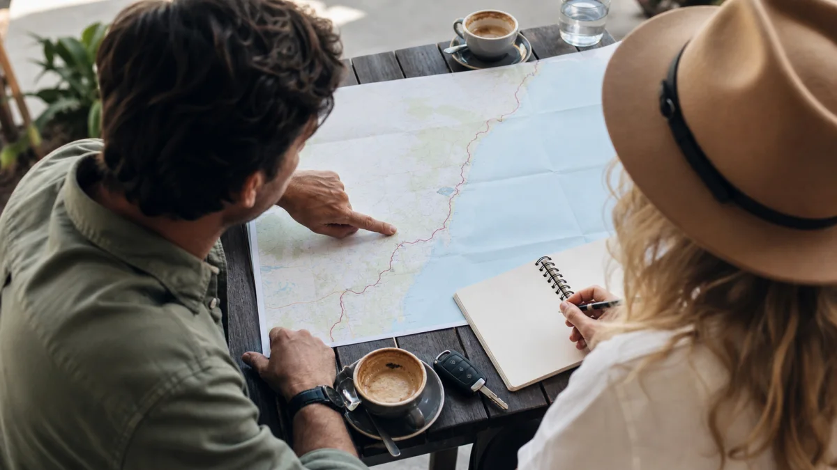 Voyageurs préparant un itinéraire sur une carte de l’Australie