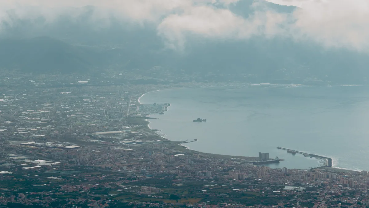 Vue aérienne de Naples et de son golfe sous les nuages
