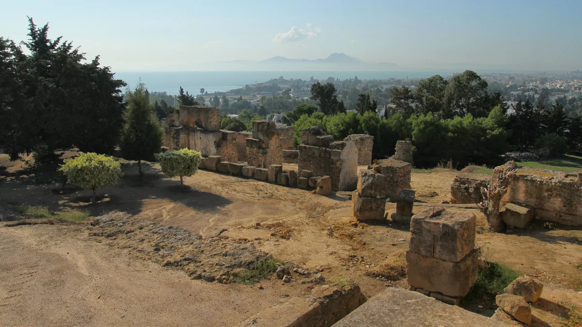 Ruines de Carthage dominant la Méditerranée près de Tunis
