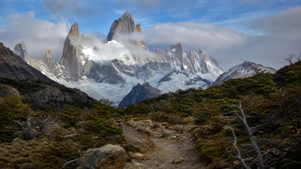 Sentier de Patagonie face au massif enneigé du Fitz Roy