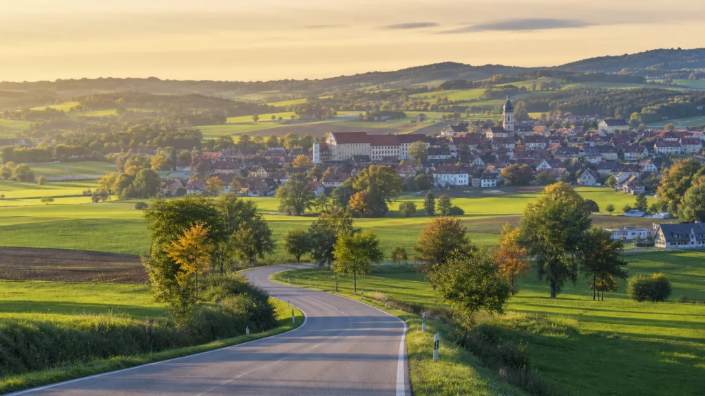 Route de campagne menant vers une petite ville du sud de l'Allemagne