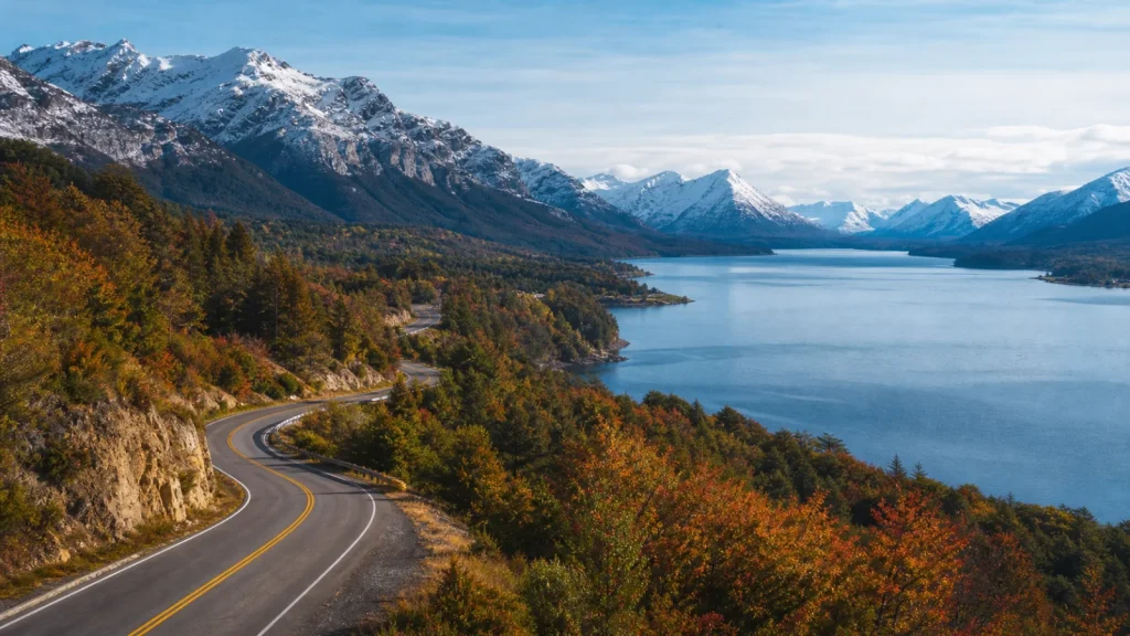 Route sinueuse au bord d’un lac de Patagonie argentine