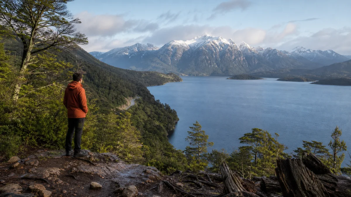 Voyageur face à un lac et aux montagnes de Patagonie