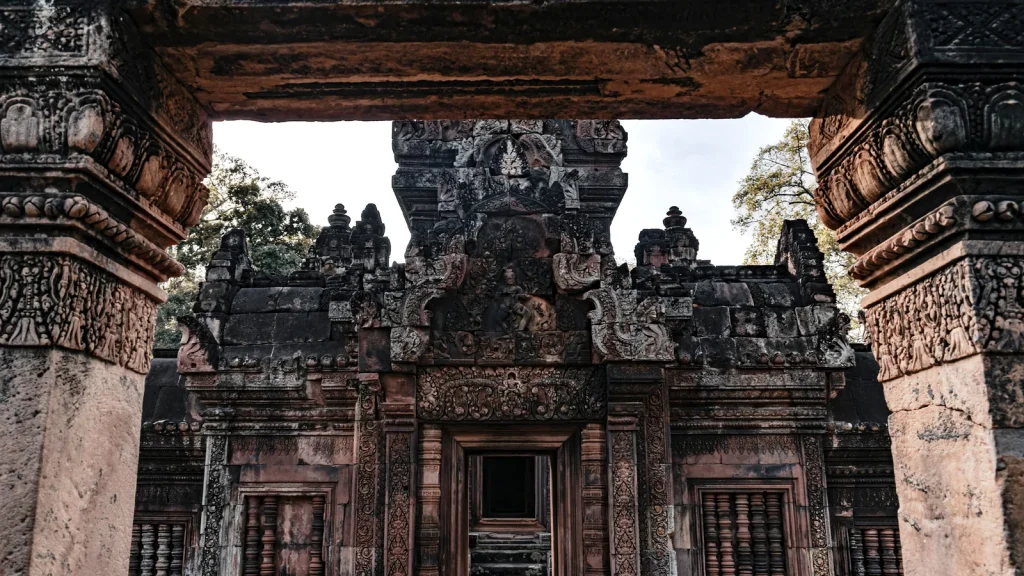 Entrée sculptée d'un temple khmer près de Siem Reap