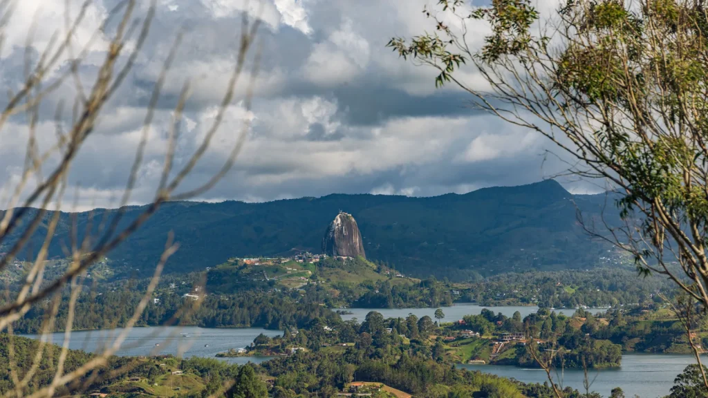 Collines tropicales verdoyantes dans le département d'Antioquia en Colombie