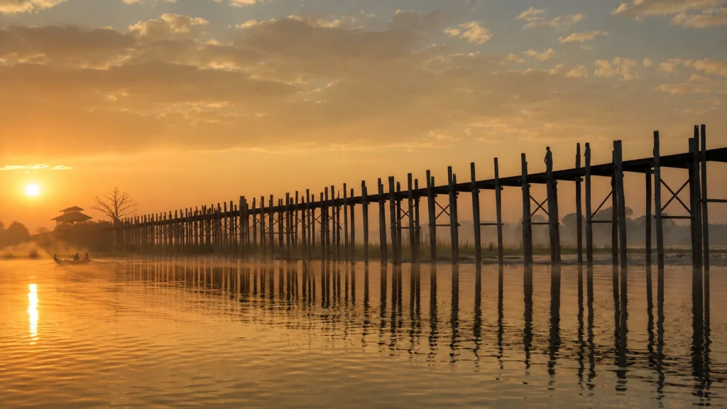 Pont U Bein près de Mandalay au lever du jour