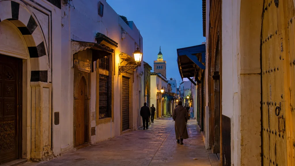 Ruelle de la médina de Tunis éclairée à la tombée du jour