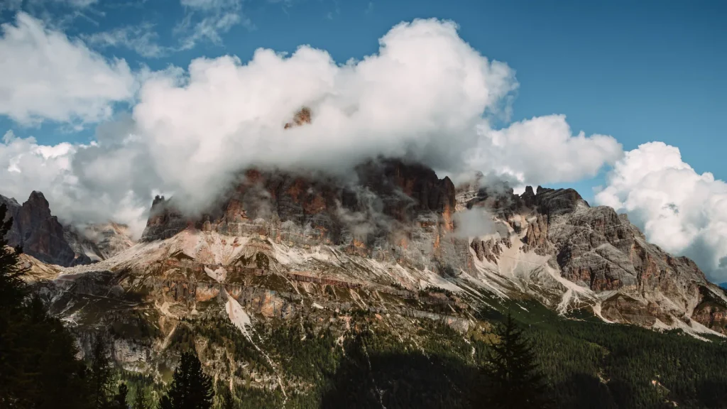 Paysage de voyage lié à itinéraire dolomites