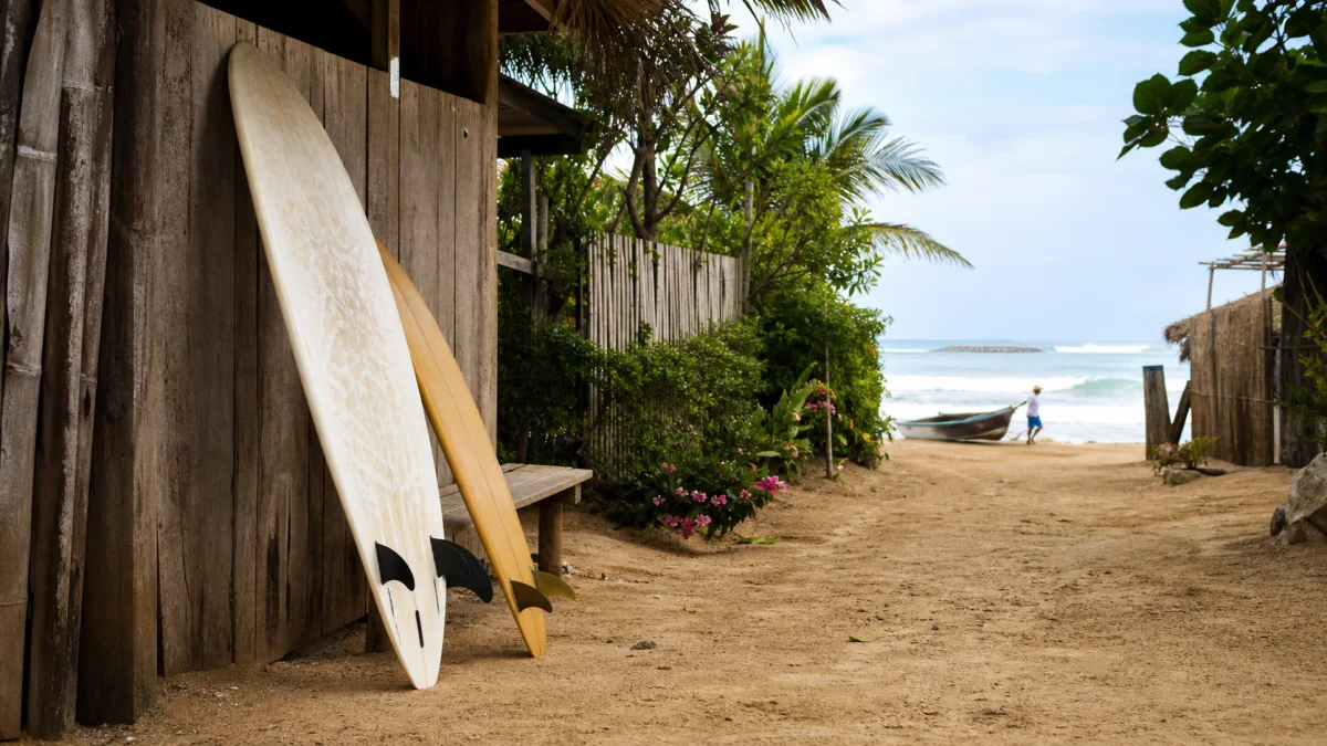Planches de surf devant une cabane du village de Canoa