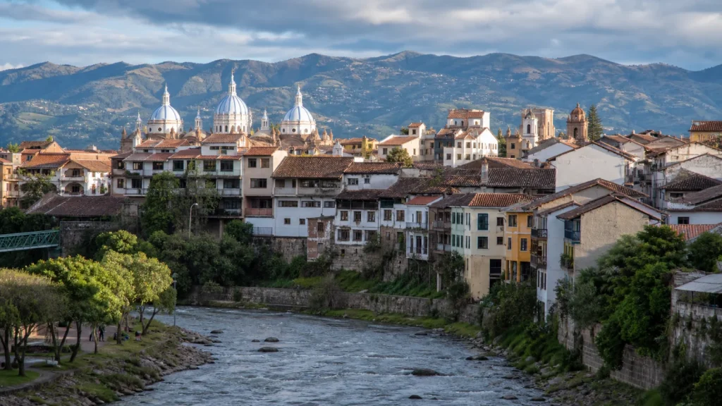 Centre historique de Cuenca vu depuis la rivière Tomebamba